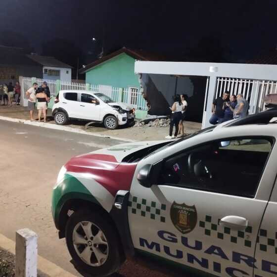 O motorista do carro fugiu após o acidente