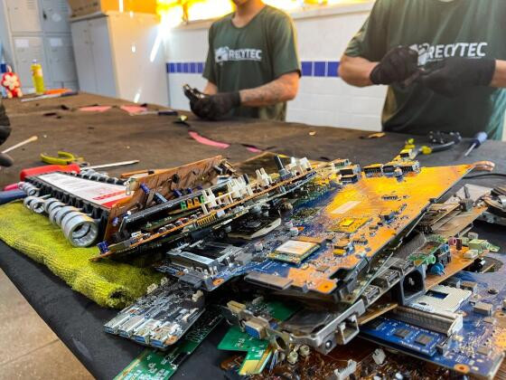 Material que seria descartado no meio ambiente é reciclado no Recytec