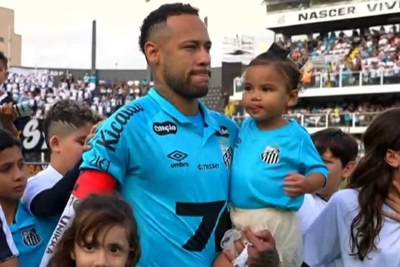 Mavie, a filha do craque, roubou a cena ao entrar em campo nos braços do pai, na Vila Belmiro, em Santos (SP).