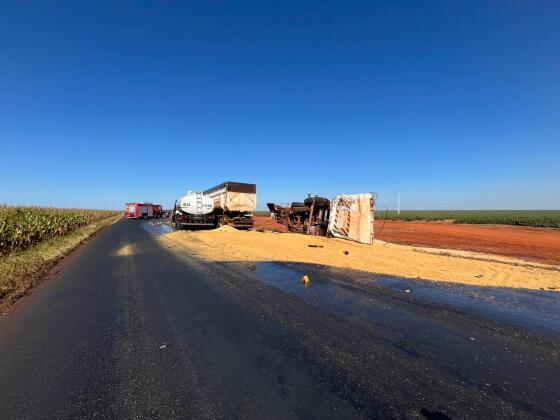 O Corpo de Bombeiros realizou a contenção do óleo vegetal com areia e permaneceu na área até que o transbordo fosse concluído