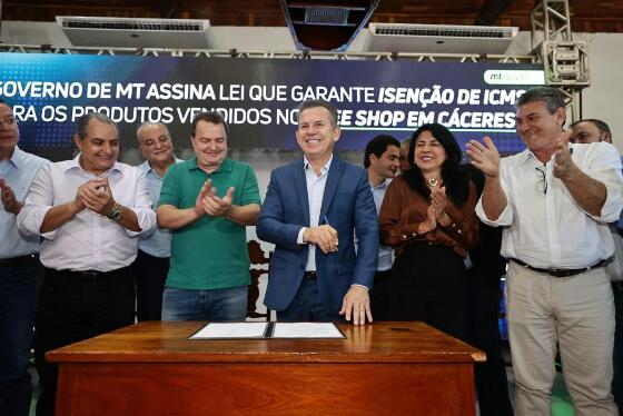 Lei foi sancionada pelo governador em evento em Cáceres.