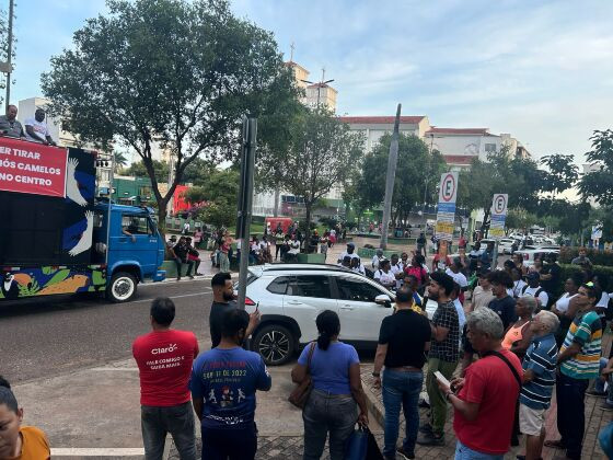 Vendedores ambulantes protestam na Praça Alencastro.