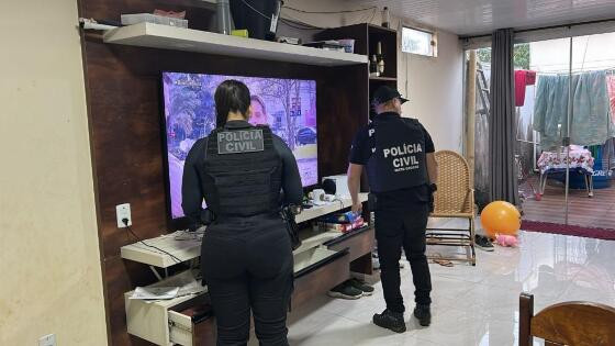  Os policiais civis apreenderam armas, celulares, dezenas de notas promissórias tomadas como garantia das dividas.