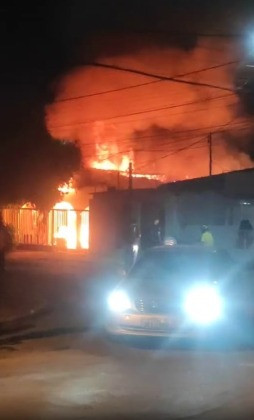 Incêndio destruiu casa na noite de quarta-feira (4). 