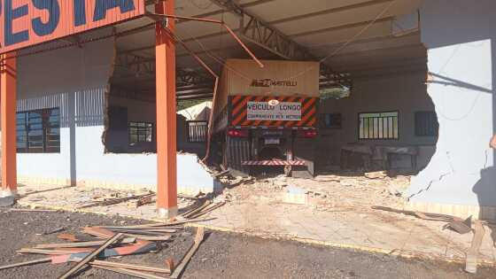 Restaurante localizado às margens da BR-174 ficou destruído.
