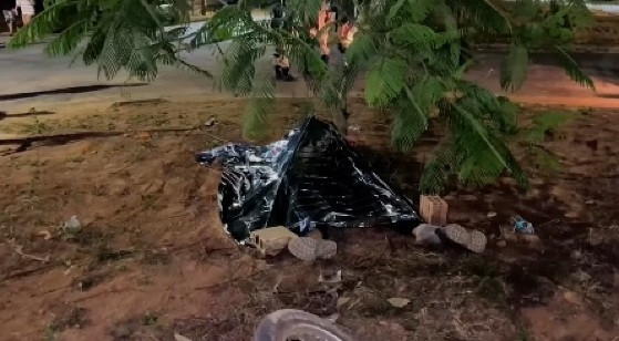 Geniar de Souza bateu a moto na árvore e morreu na hora. 
