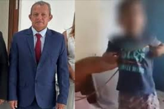 Nas imagens, o menino aparece amarrado pelo pescoço em cima de uma cama, chorando de forma desesperada.