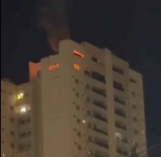 Incêndio foi registrado na noite desse sábado (07)
