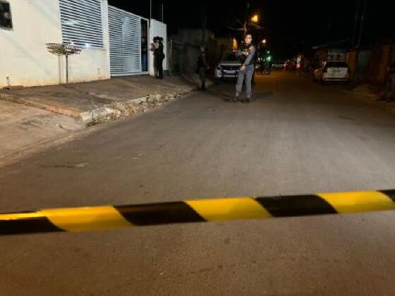 A vítima foi encontrada morta no portão de casa