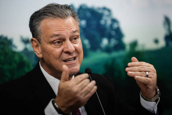 Ministro Carlos Fávaro, da Agricultura, espera liberação do Ministério do Planejamento e Orçamento para bancar medidas contra a gripe aviária e outras pragas