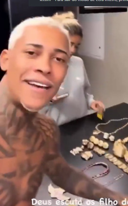 "Acabou de chegar os ouros de papai. Rapaziada, dessa vez veio tudo certinho, faltando nada. Agradecer todo mundo aí que mandou meus negócios"
