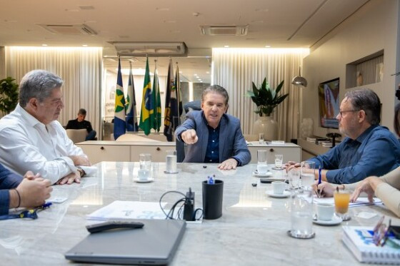 Presidente do TCE-MT, Sérgio Ricardo, conselheiro Guilherme Antonio Maluf e secretário Gilberto Figueiredo, em reunião nesta quarta-feira. 