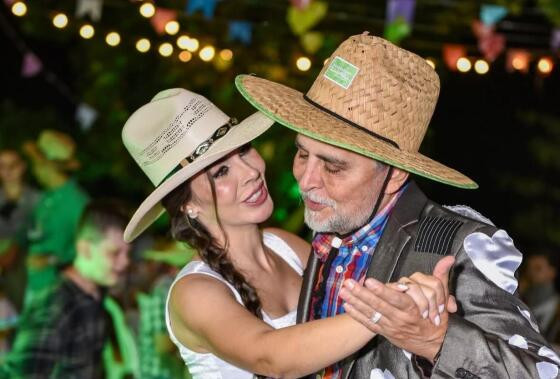 Dilceu Dal Bosco e Aline Villa se casaram durante arraiá
