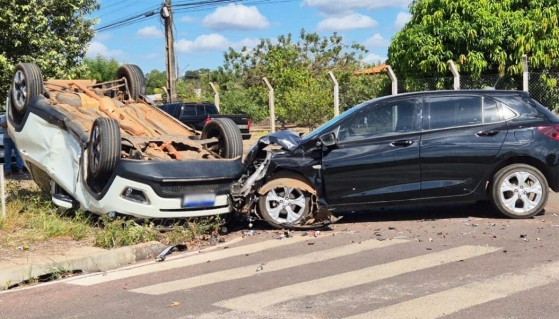 Com o impacto, o Jeep capotou e foi jogado para fora da pista.