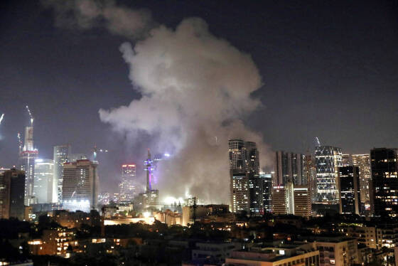 Fumaça sobe em região de Tel Aviv atingida por mísseis do Irã 