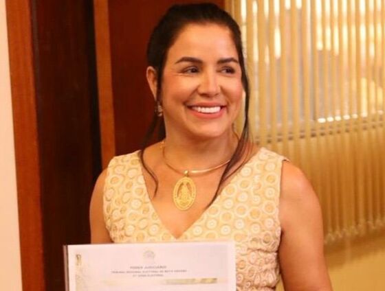 Vice-prefeita entregou R$500 a uma eleitora por apoio político e presença em comício. 