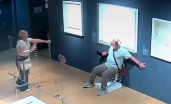 Turista quebra cadeira em museu na Itália