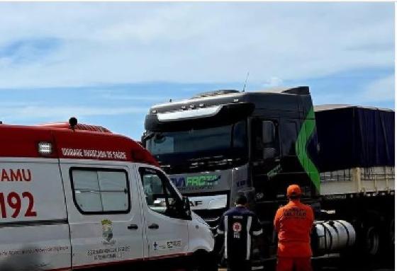 O veículo estava estacionado no pátio de um posto de combustíveis.