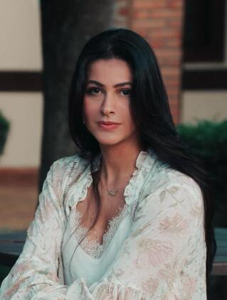 Fernanda Moreira, Nutricionista clínica e estética na Clínica Integrada FLOReSER. Atua com base em evidências científicas, aliando nutrição, comportamento e tendências contemporâneas.