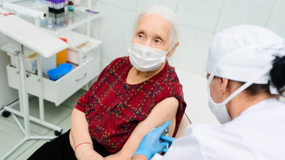 O Vírus Sincicial Respiratório (VSR) e o Influenza, ambos altamente contagiosos, estão entre os principais agentes causadores de complicações respiratórias graves, especialmente em pessoas com mais de 60 anos e com comorbidades.