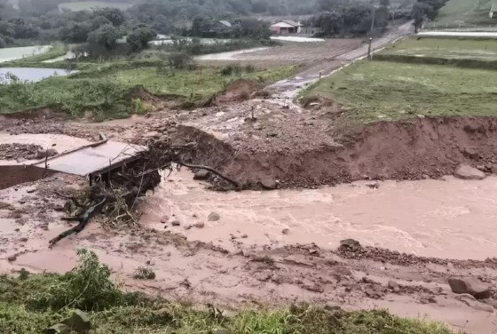 Em Candelária, no Vale do Rio Pardo, uma mulher de 54 anos, identificada como Geneci da Rosa, perdeu a vida após o carro onde estava ser levado pela força da correnteza de um arroio.