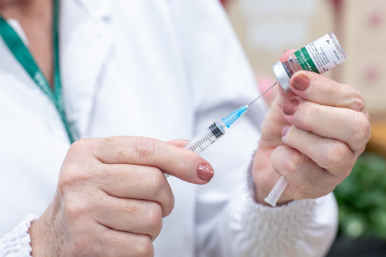 A vacina contra a Influenza é gratuita e destinada apenas ao grupo prioritário conforme definido pelo Ministério da Saúde. Basta apresentar um documento oficial com foto para receber a dose. 