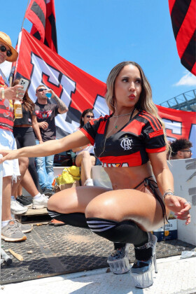 com um look ousado — camisa do Flamengo e biquíni fio-dental —, a empresária chamou atenção de torcedores que aguardavam a partida