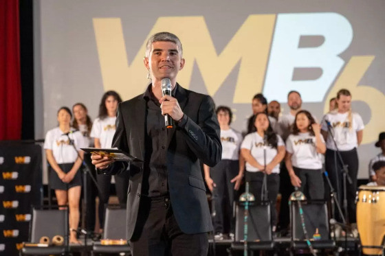 Flávio Amaral é jornalista e apresentador oficial do Volta ao Mundo Bambas