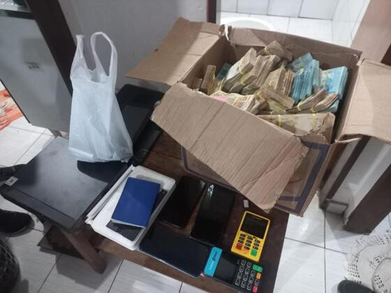 A polícia apreendeu celulares, máquinas de cartão de crédito, além de uma caixa com dinheiro. 