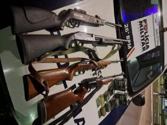 As armas foram apreendidas na casa