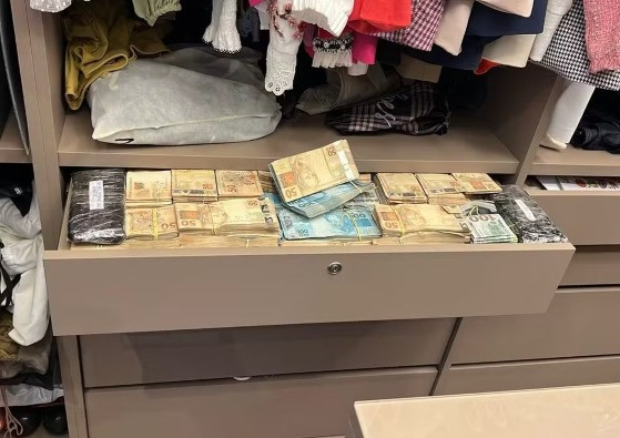 Dinheiro foi encontrado em uma gaveta