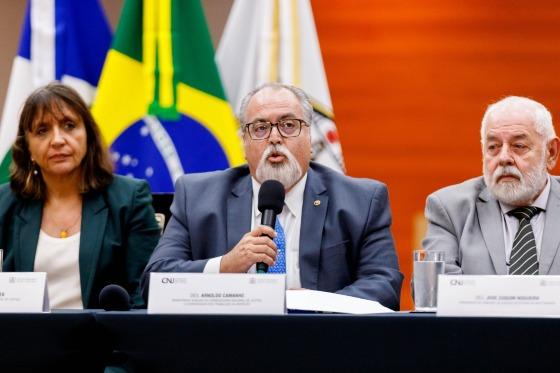 Desembargador Arnoldo Camanho de Assis discursou ao lado do presidente do TJMT, Zuquim Nogueira