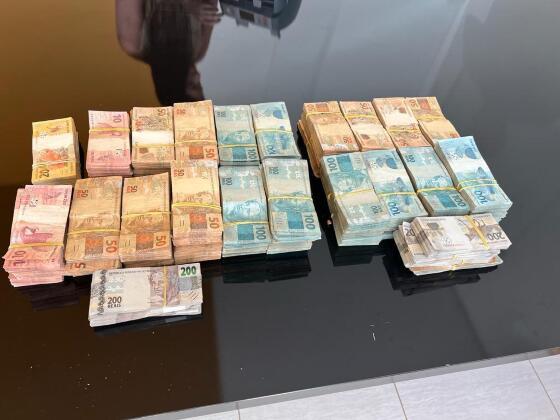 Dinheiro apreendido durante a operação da polícia.
