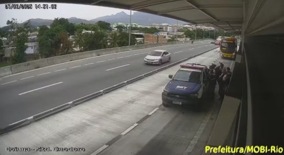 Um vídeo gravado dentro da viatura mostra a mulher gritando.