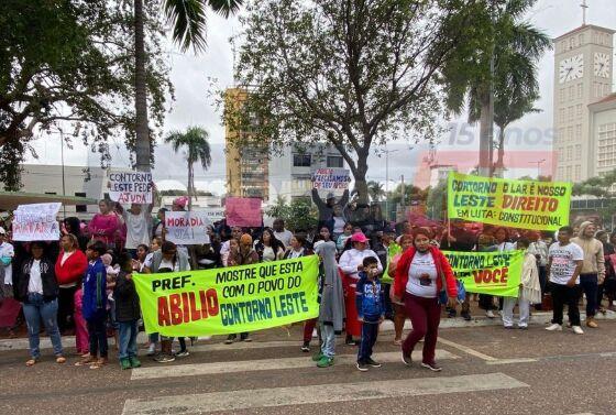Manifestantes ocupam Praça Alencastro, em frente à Prefeitura.