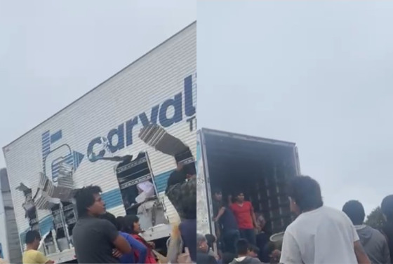 Assim que o veículo parou, uma multidão se aproximou, forçou as portas e começou a saquear os produtos.  