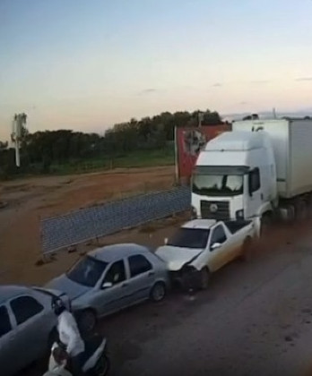 Carreta estava estacionada e desceu sozinha.