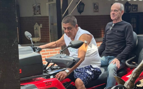 Ney Matogrosso sobe na garupa do triciclo de Zeca Pagodinho em Xerém