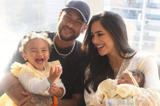 Nas redes sociais, Neymar e Bruna posaram com Mel e publicaram uma declaração de amor