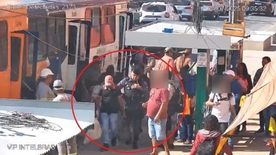 Foragido foi preso em ponto de ônibus.