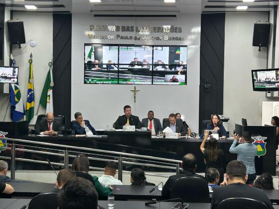 Emanuel defendeu as vantagens do contrato e Dilemário o acusou de beneficiar a CS Mobi.
