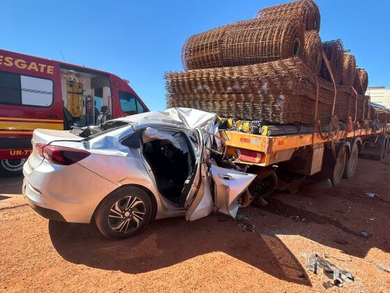 Partes do Onix foram arremessadas e atingiram as pernas do motorista da carreta.