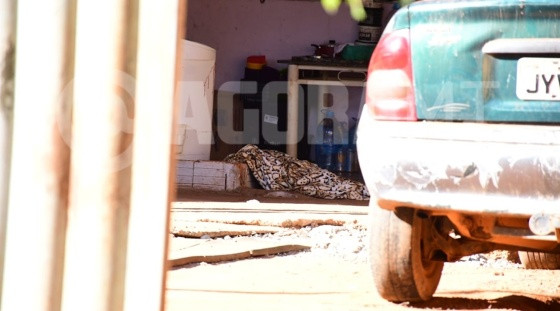 Dois dos disparos atingiram a cabeça da vítima, que morreu no local. 