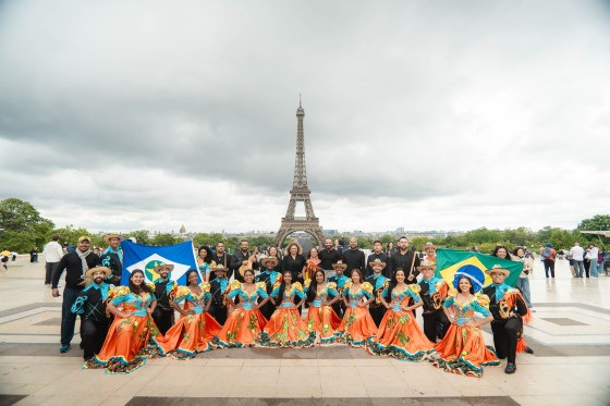 Última apresentação foi realizada na praça da histórica Torre Eiffel