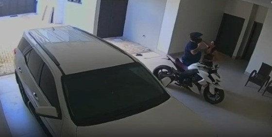 Ivan beija a amante Sabrina e faz sinal de "joia" para a câmera