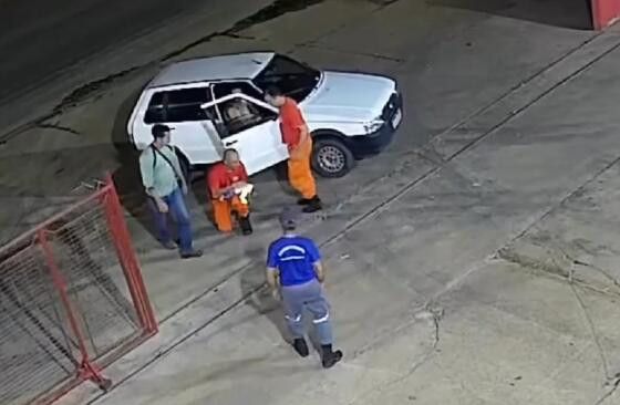 Imagens mostram bebê sendo desengasgada por bombeiro