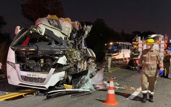 O trecho da BR-153 em que houve o acidente ficou totalmente interditado das 4h30 até as 9h.