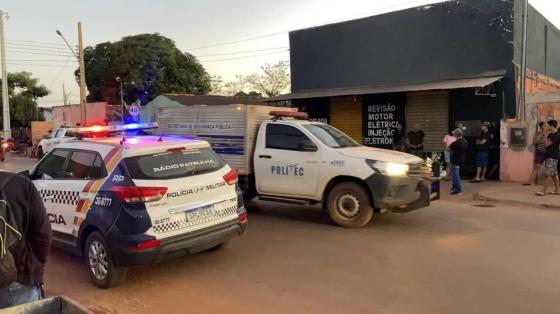 Testemunhas relataram que dois bandidos chegaram ao local em uma moto preta.