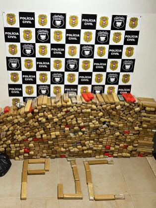  Foram apreendidos 928 tabletes de maconha, além de uma grande porção da droga a granel, uma balança industrial de até 150 quilos e quatro aparelhos celulares