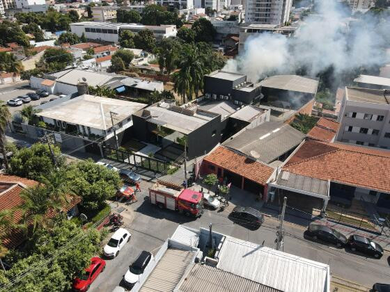 Segundo informações do Corpo de Bombeiros, o fogo já foi controlado.